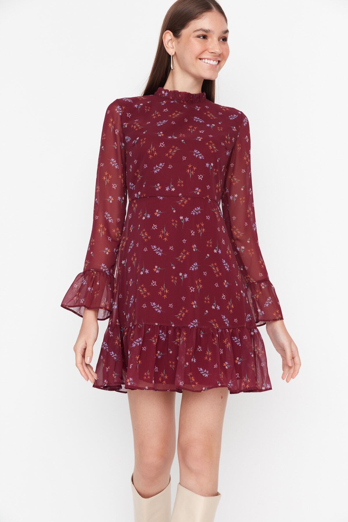 Trendyol Collection Burgundowa sukienka lotnicza z kwiatowym wzorem, rozcięciem w talii, stójką, podszewką, mini szyfonową tkaniną, TCLAW19LJ0076