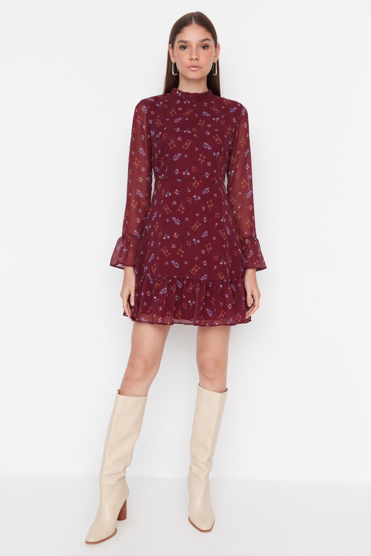 Trendyol Collection Burgundowa sukienka lotnicza z kwiatowym wzorem, rozcięciem w talii, stójką, podszewką, mini szyfonową tkaniną, TCLAW19LJ0076