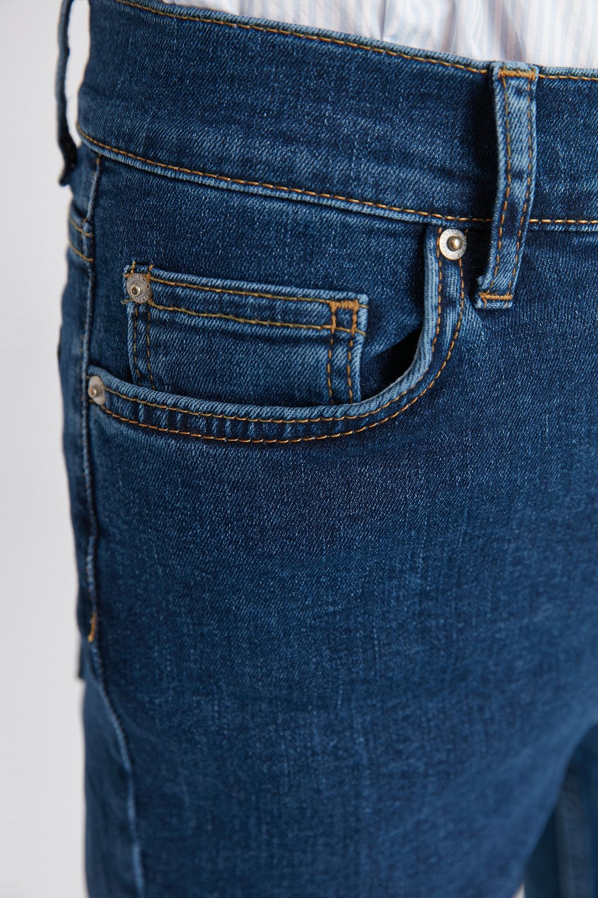 Trendyol Collection-Dunkelblaue, nachhaltigere High Waist Crop Flare Jeans TWOAW23JE00393 3