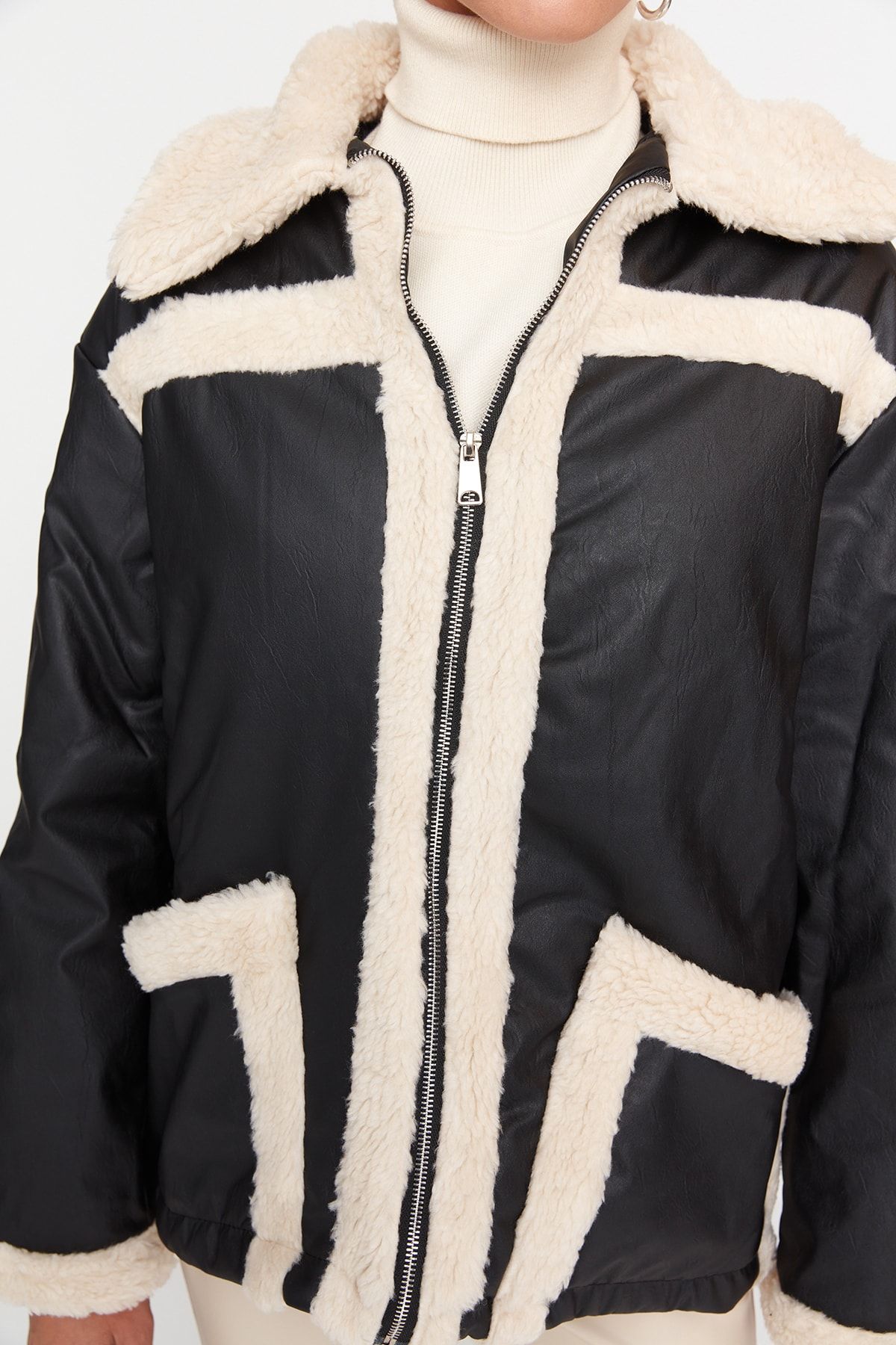 Trendyol Collection-Černý plyšový podrobný kabátek TWOAW23MO00216 4