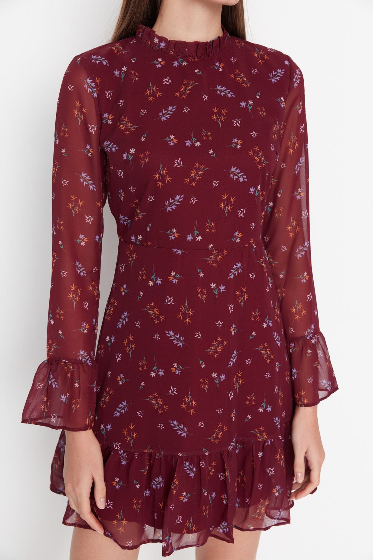 Trendyol Collection Burgundowa sukienka lotnicza z kwiatowym wzorem, rozcięciem w talii, stójką, podszewką, mini szyfonową tkaniną, TCLAW19LJ0076