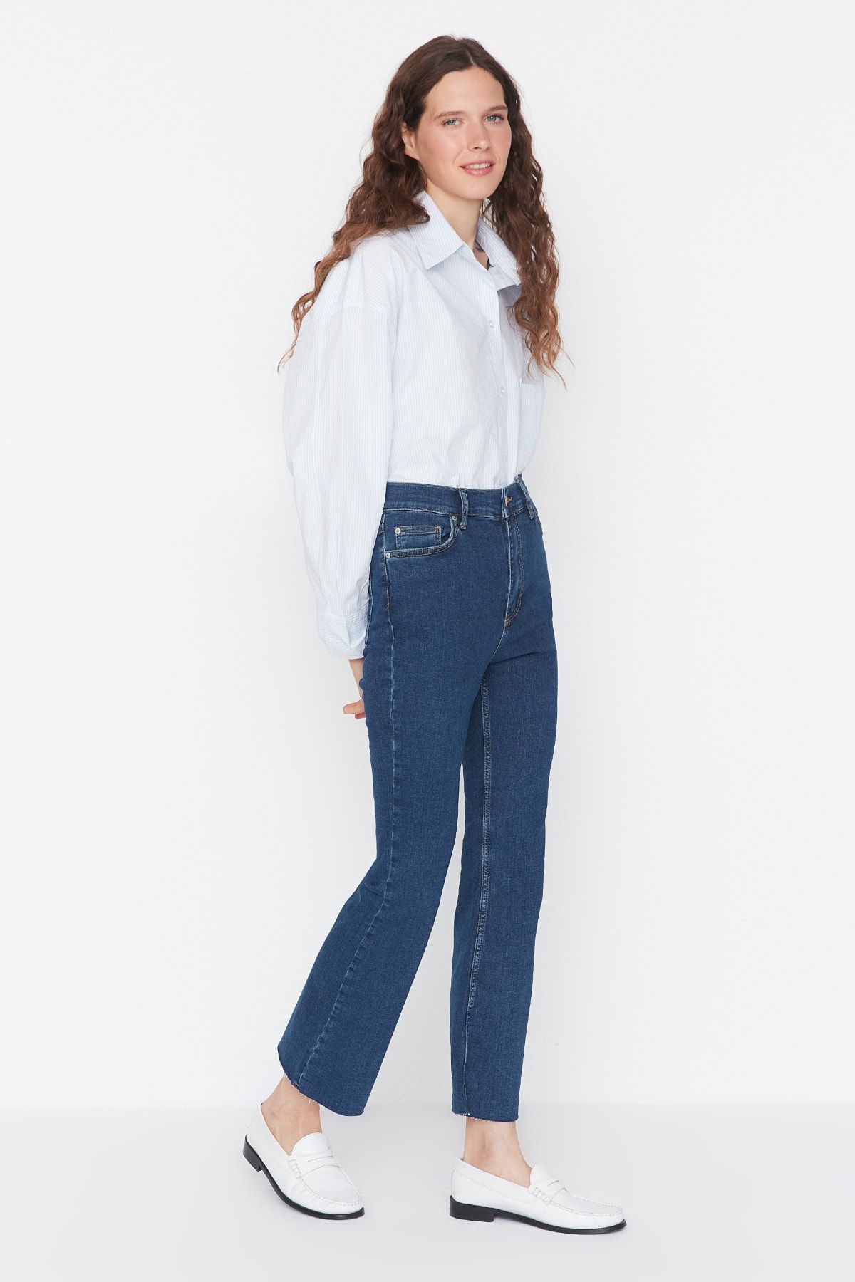 Trendyol Collection-Dunkelblaue, nachhaltigere High Waist Crop Flare Jeans TWOAW23JE00393 1