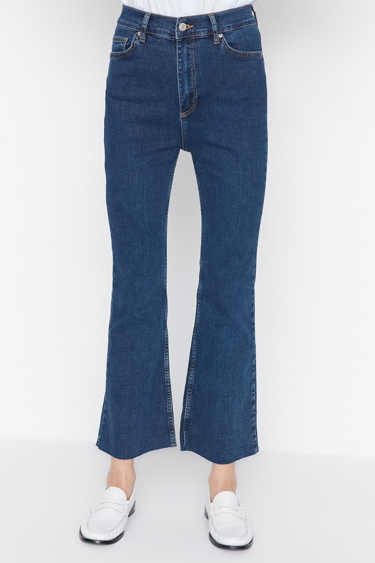Trendyol Collection-Dunkelblaue, nachhaltigere High Waist Crop Flare Jeans TWOAW23JE00393 2