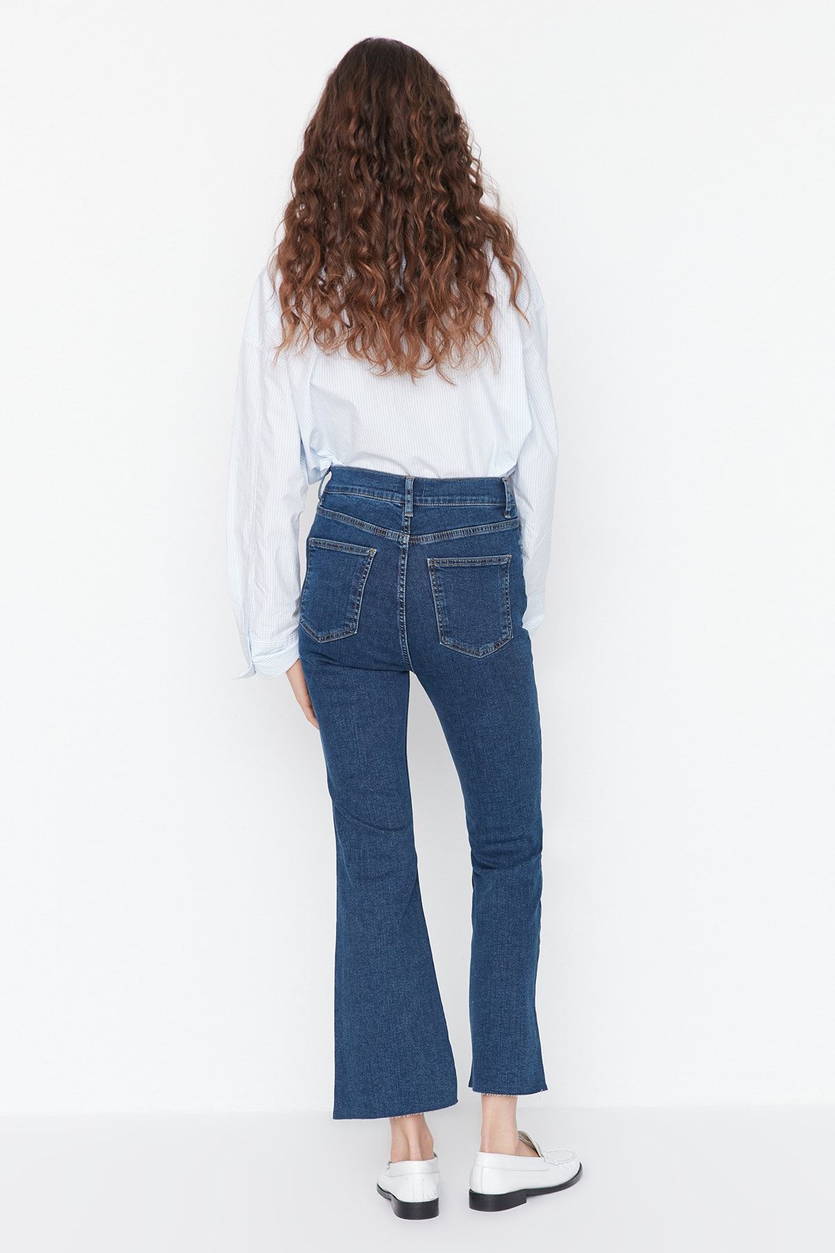 Trendyol Collection-Dunkelblaue, nachhaltigere High Waist Crop Flare Jeans TWOAW23JE00393 4
