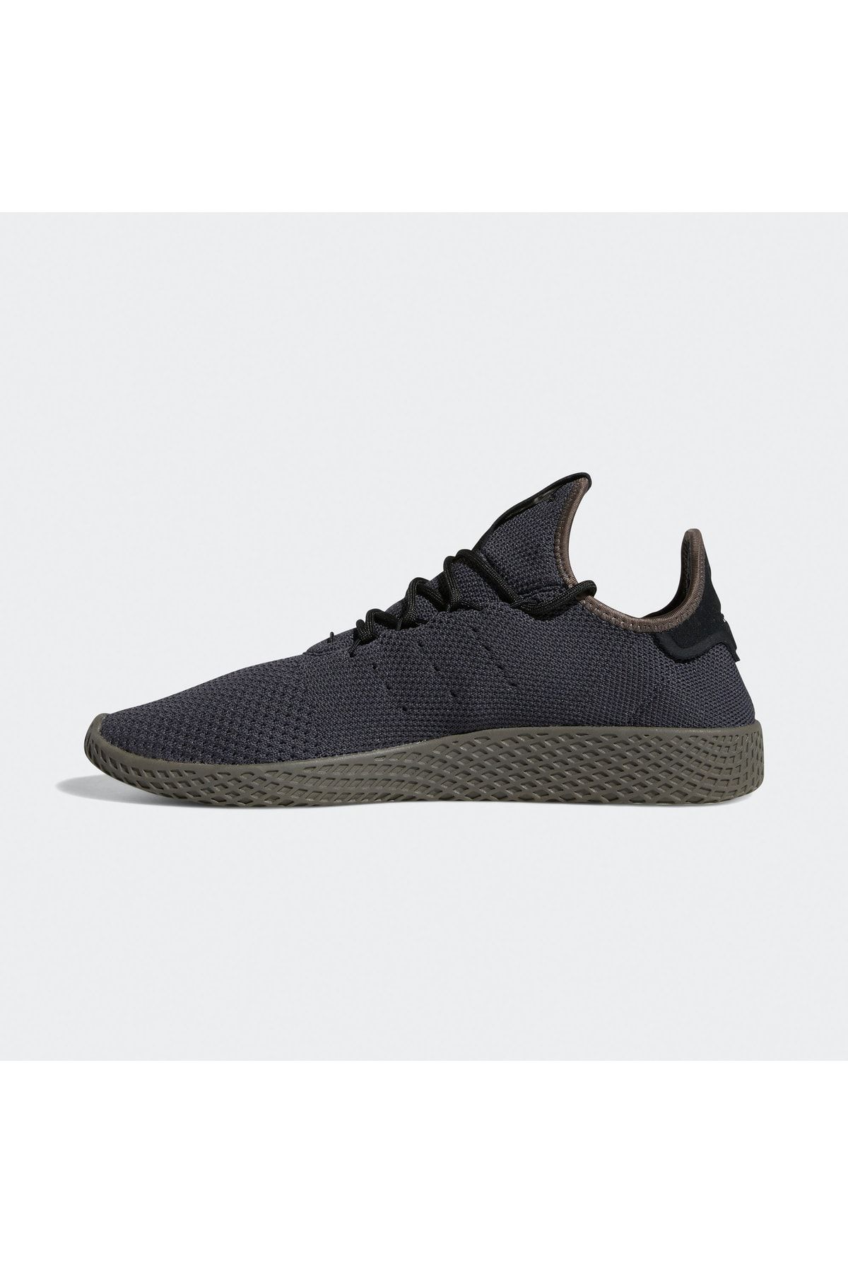 Pharrell williams adidas noir hotsell