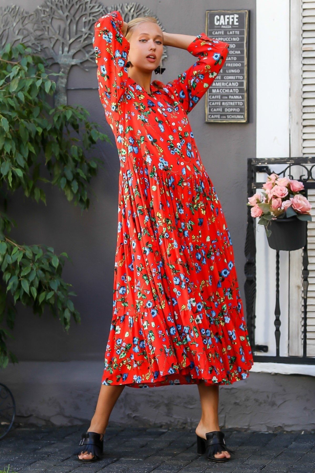 Chiccy Rotes Damenkleid - detailliertes Blumenmuster, Taillenraffung, geknöpft, Trendyol M10160000EL94318 Langarmkleid mit Hemdkragen