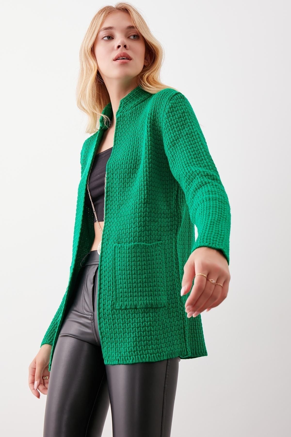 Vitrin Strickjacke Grün Regular Fit YB7373