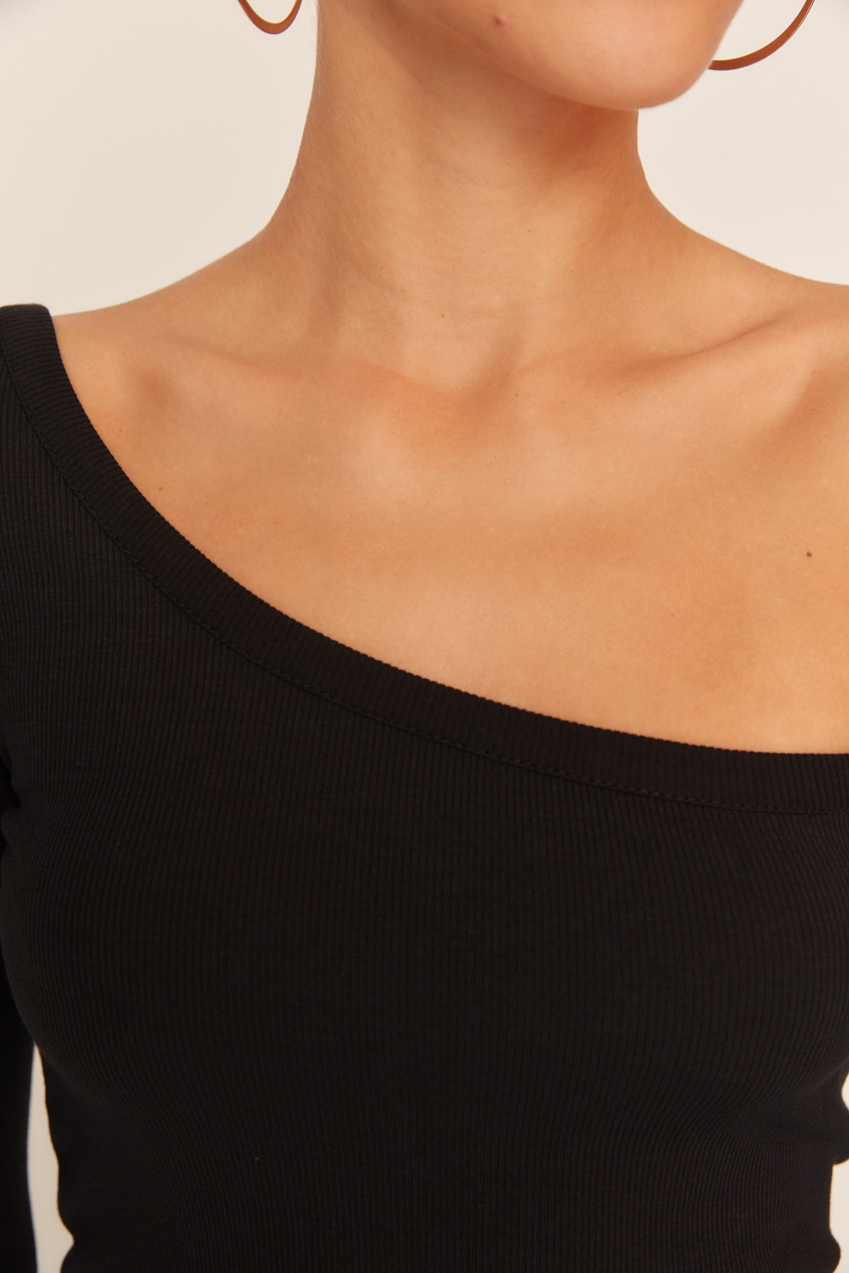 Trendyolmilla  Siyah Fitted/Vücuda Oturan Omzu Açık Fitilli Pamuklu Esnek Örme Bluz TWOAW23BZ00475 - Görsel 9