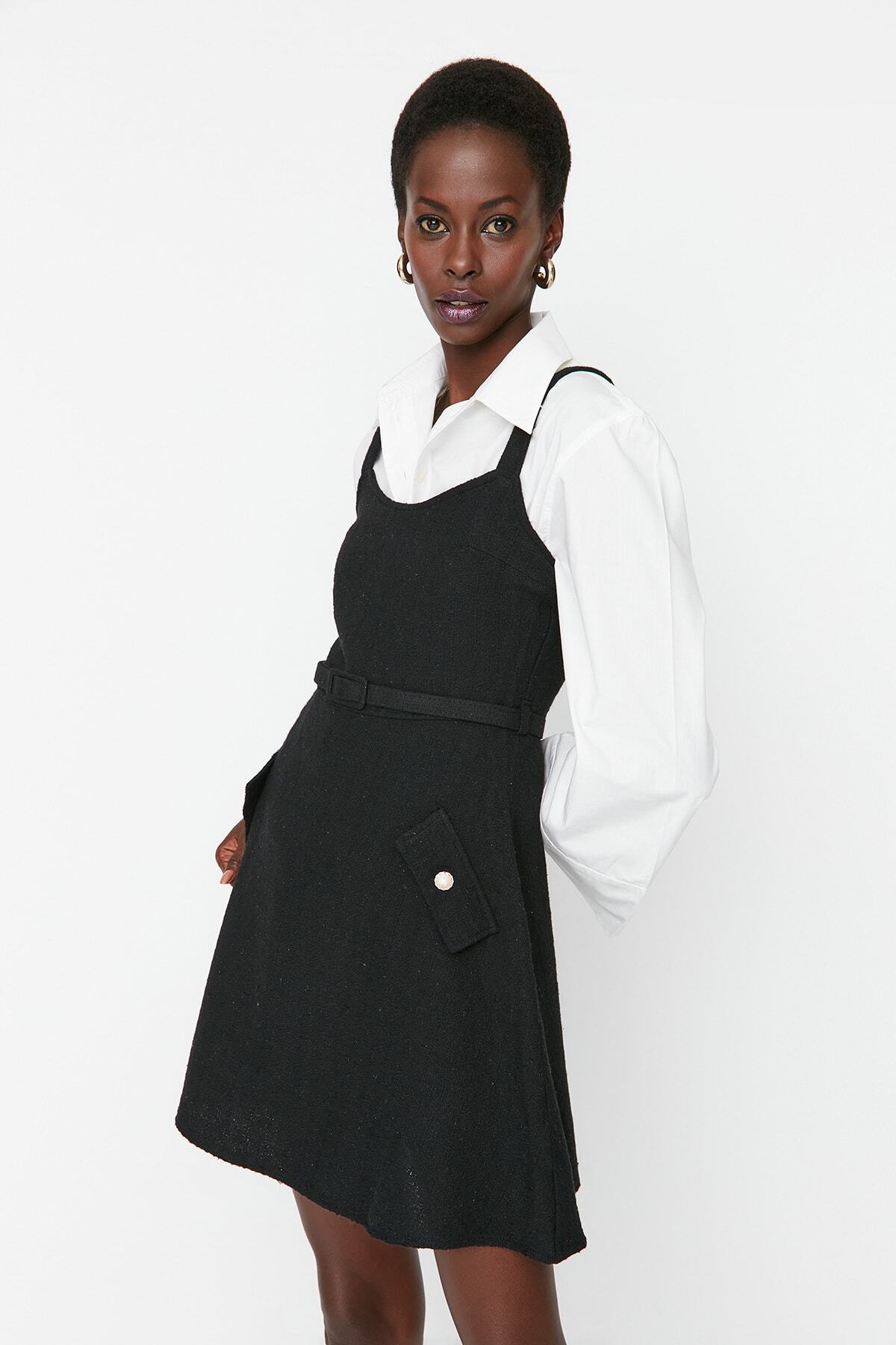 Trendyol Collection Czarna mini tkana sukienka z paskiem i kieszeniami TWOAW23EL00526