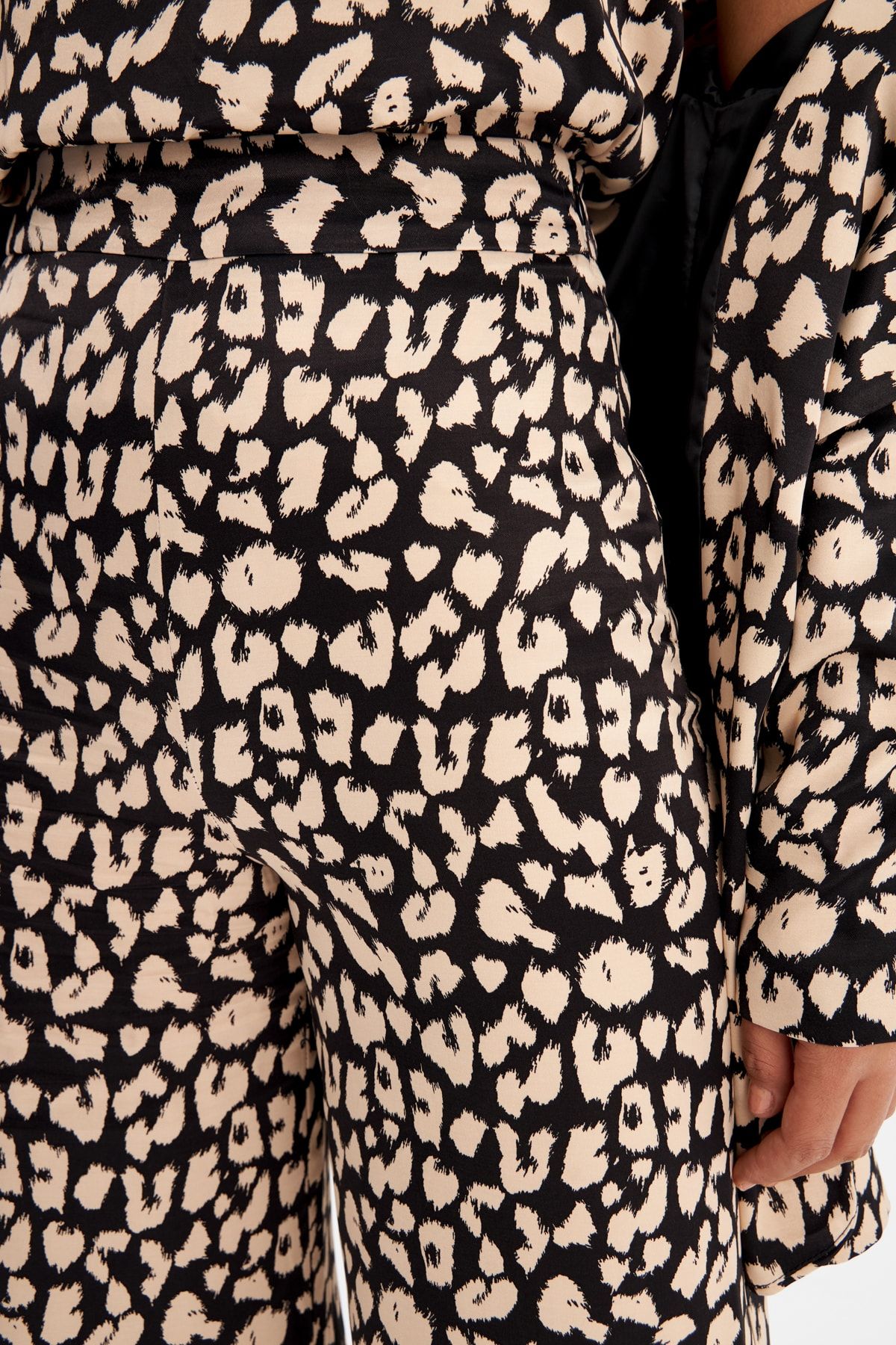 Sateen Leopar Desenli Saten Pantolon - Siyah IR7248