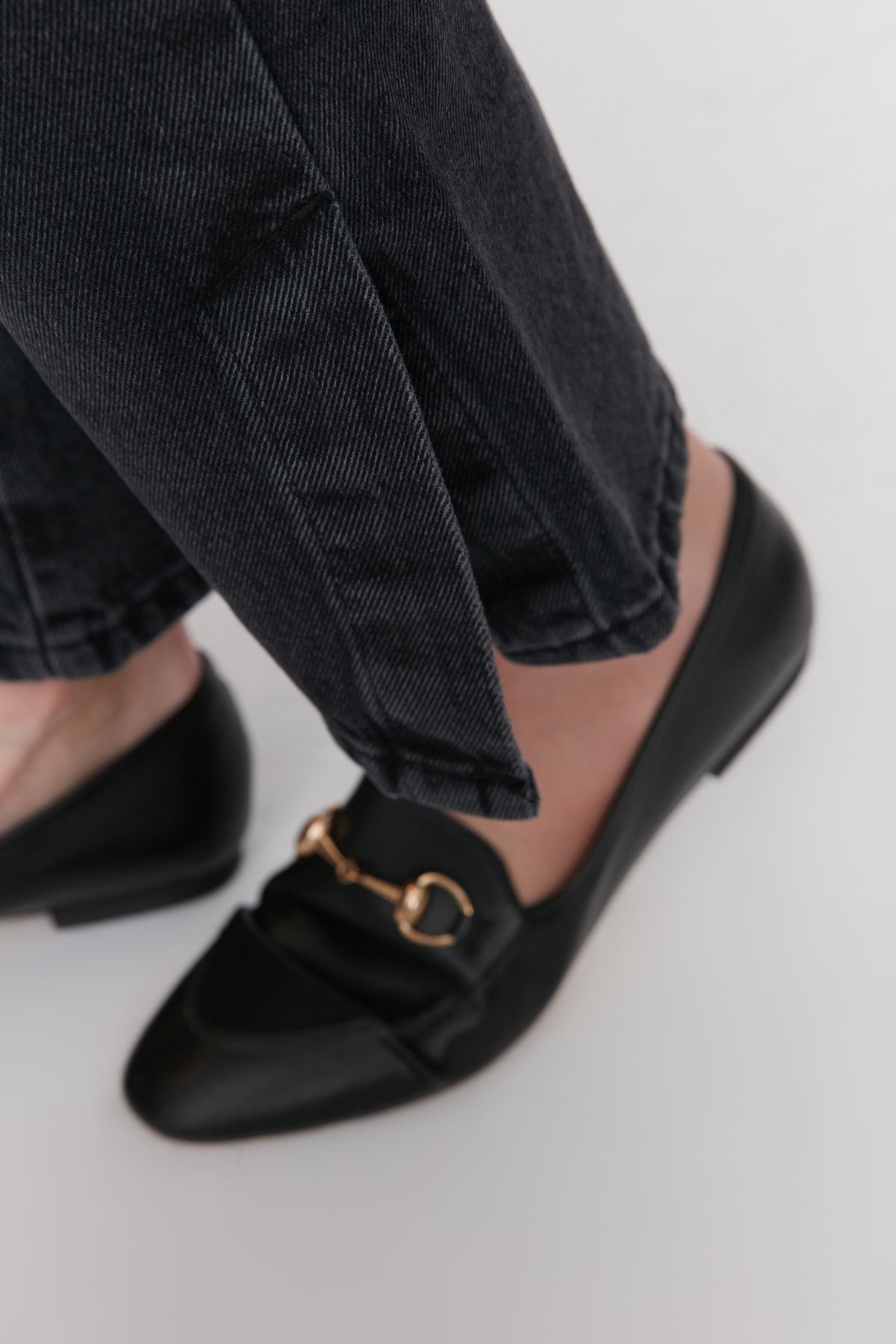 Trendyol Collection-Schwarze Bootcut-Jeans mit Schlitz und hoher Taille TWOAW22JE0561 5