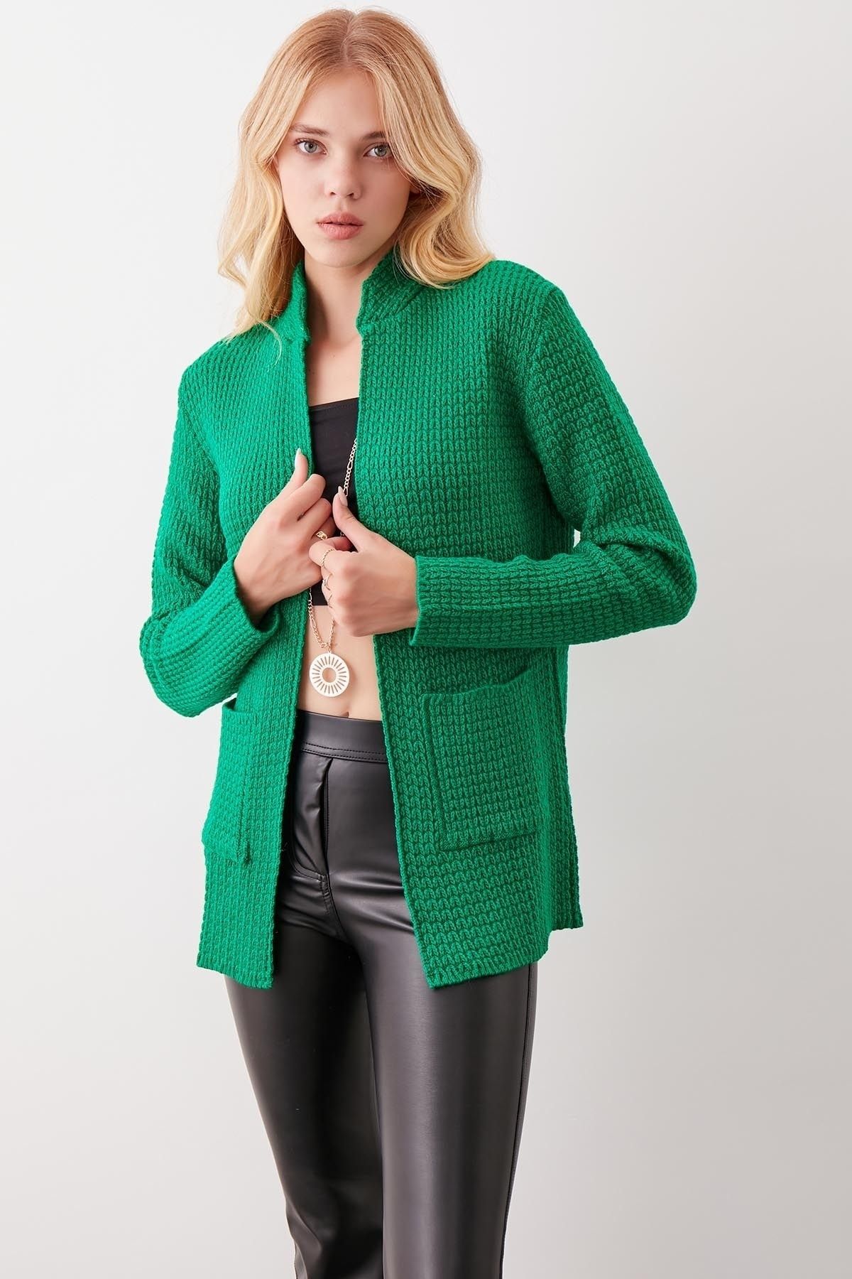 Vitrin Strickjacke Grün Regular Fit YB7373