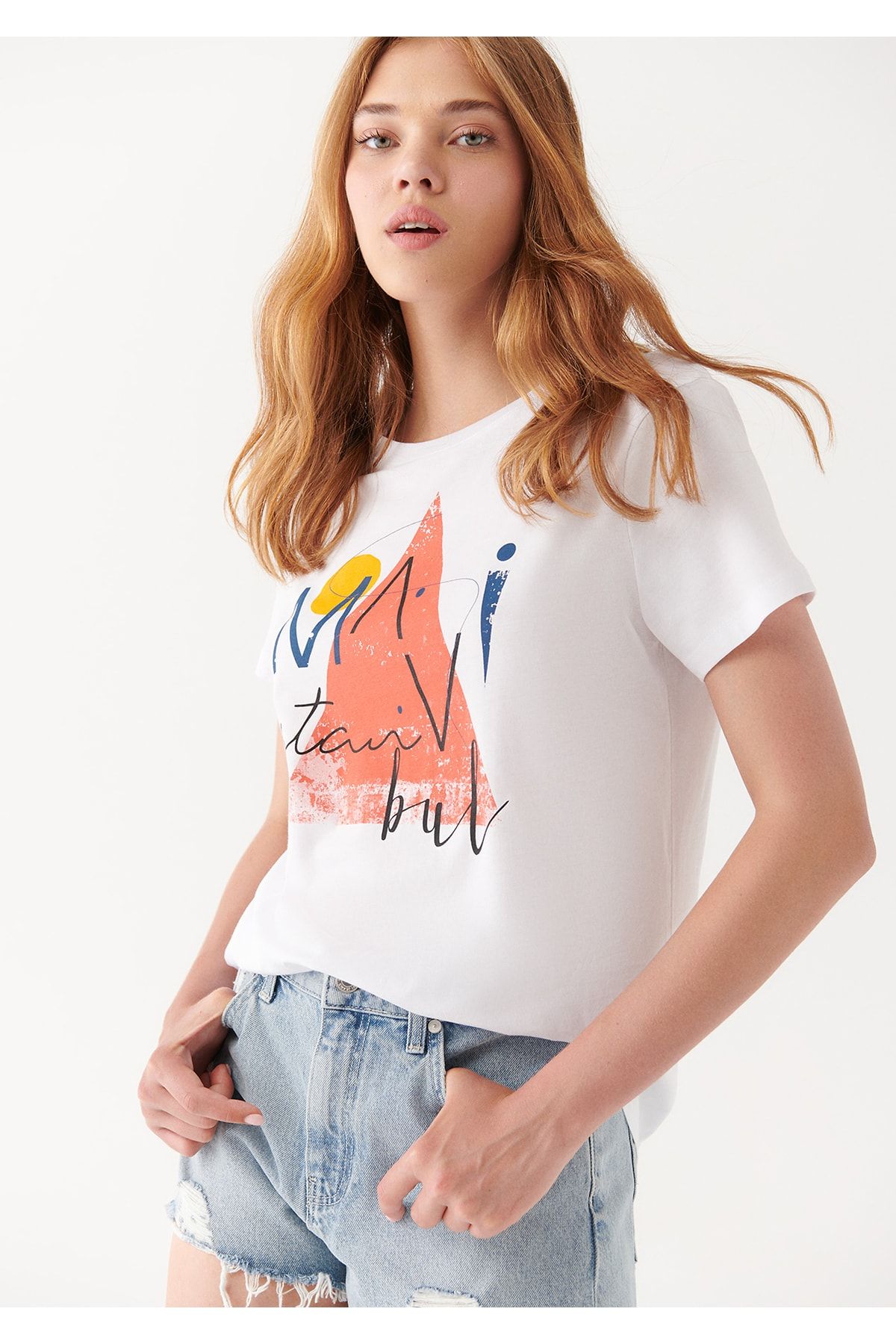 تی شرت زنانه استانبولی چاپ مثلثی رنگ سفید از برند ماوی Mavi (برند ترکیه)