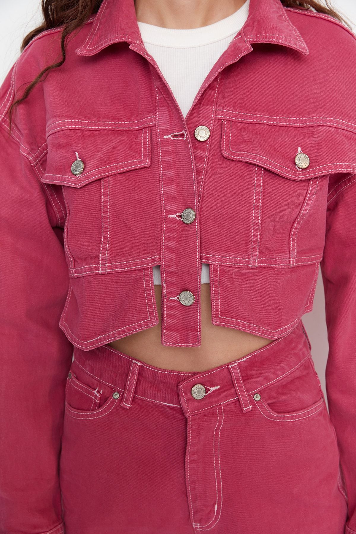 TRENDYOLMİLLA Pembe Dikiş Detaylı Crop Denim Ceket TWOAW23CE00259 CE9793