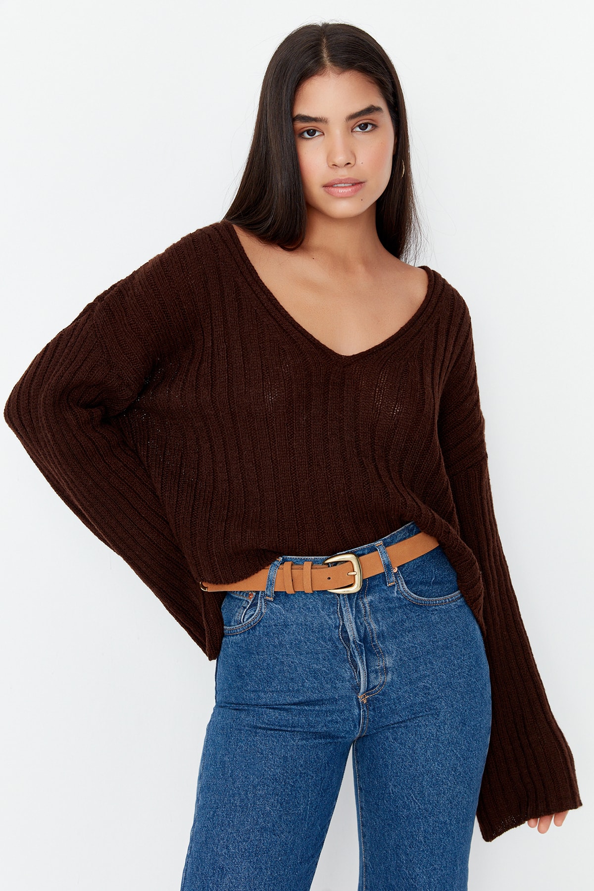 Trendyol Collection Brązowy sweter z wełny o szerokim kroju i merceryzowanym wyglądzie TWOAW23KZ01844