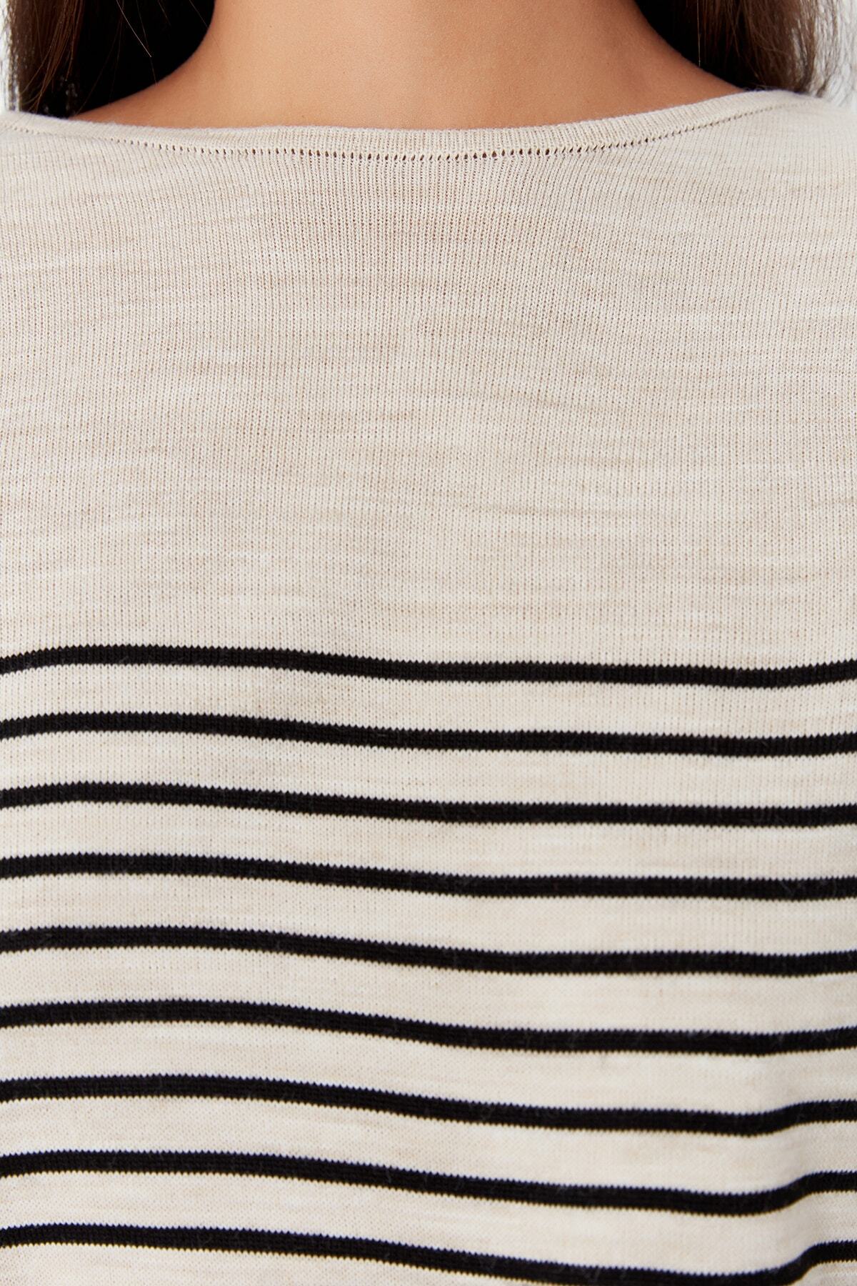 Trendyol Collection Základní kamenný pruhovaný pletený svetr - TWOAW23KZ01846