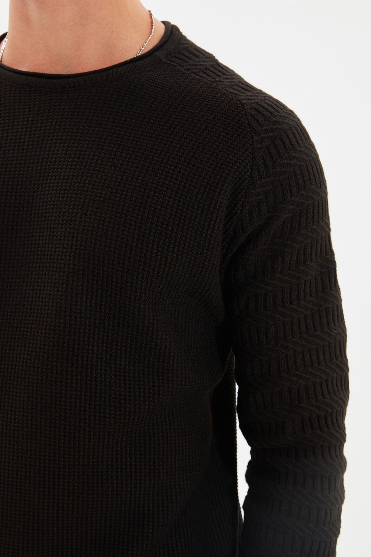 Trendyol Collection-Schwarzer Slim-Fit-Strickpullover mit Rundhalsausschnitt – Muster und Ärmelstruktur, TMNAW22KZ0380 4