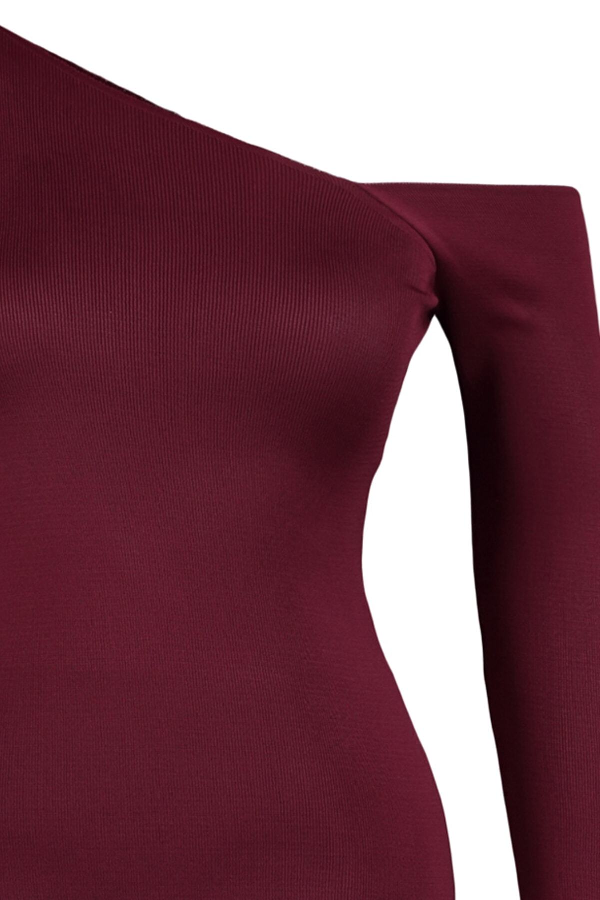 Trendyol Curve-Weinrote Feinstrickbluse mit asymmetrischem Kragen TBBAW23AF00117 7