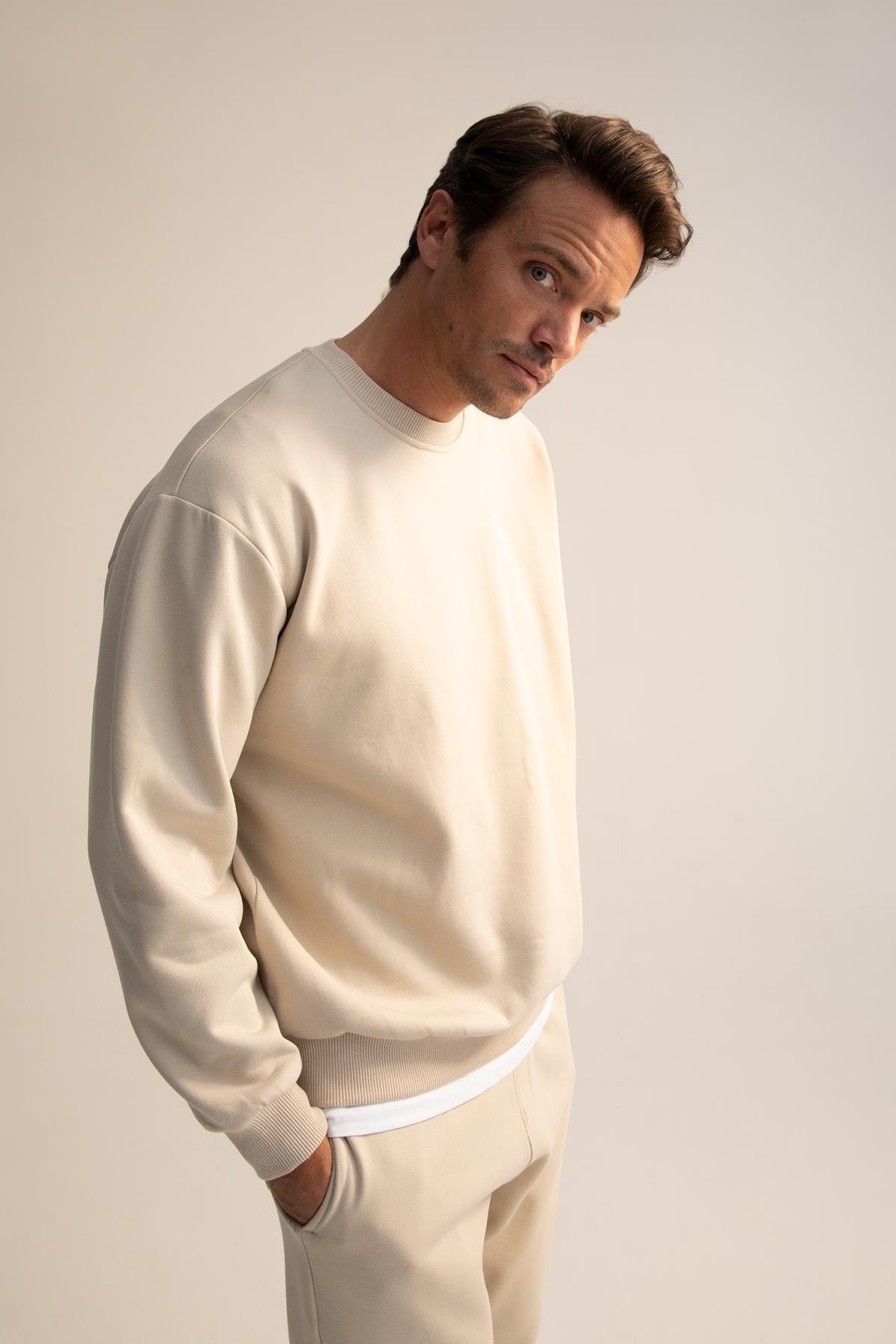 Defacto Erkek Bej Oversize Fit Bisiklet Yaka Basic Pamuklu Sweatshirt T5139AZ21AU