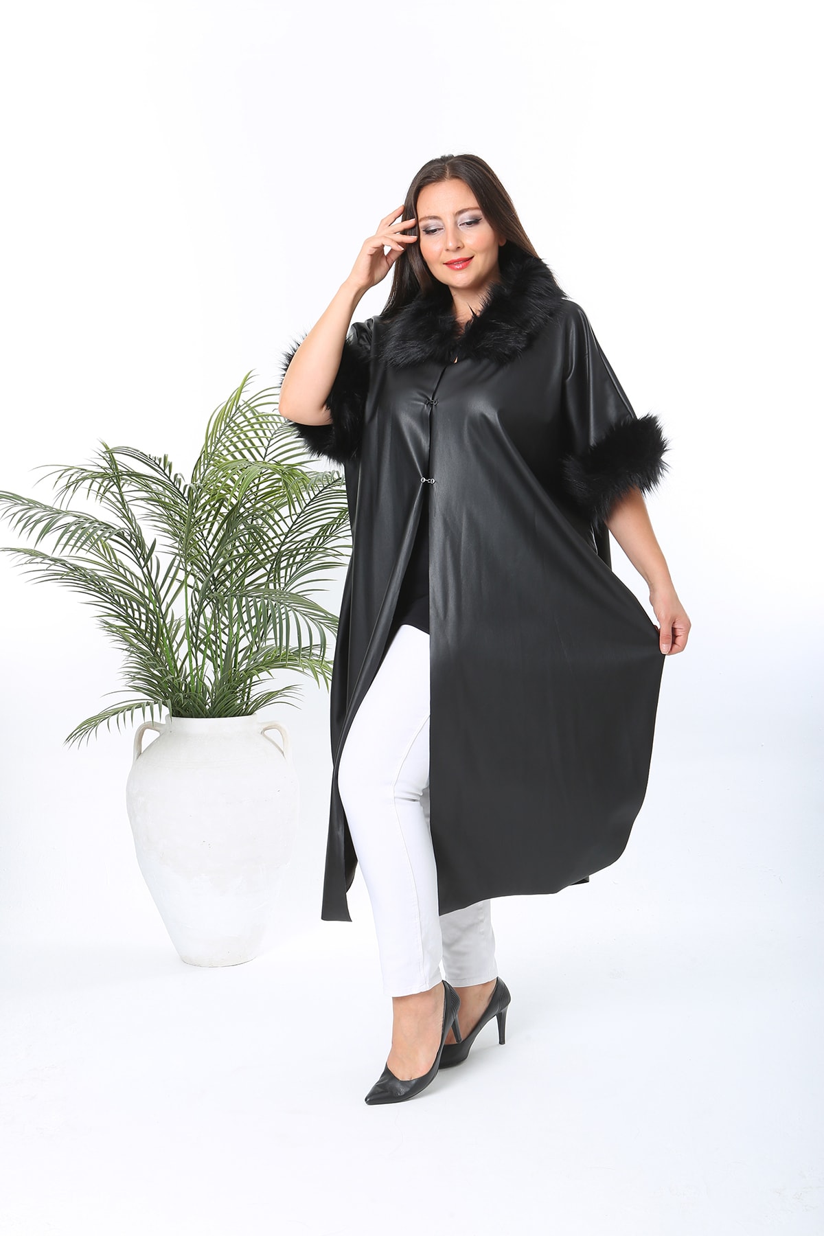 XL Modam Kadın Büyük Beden Siyah Suni Deri Panço