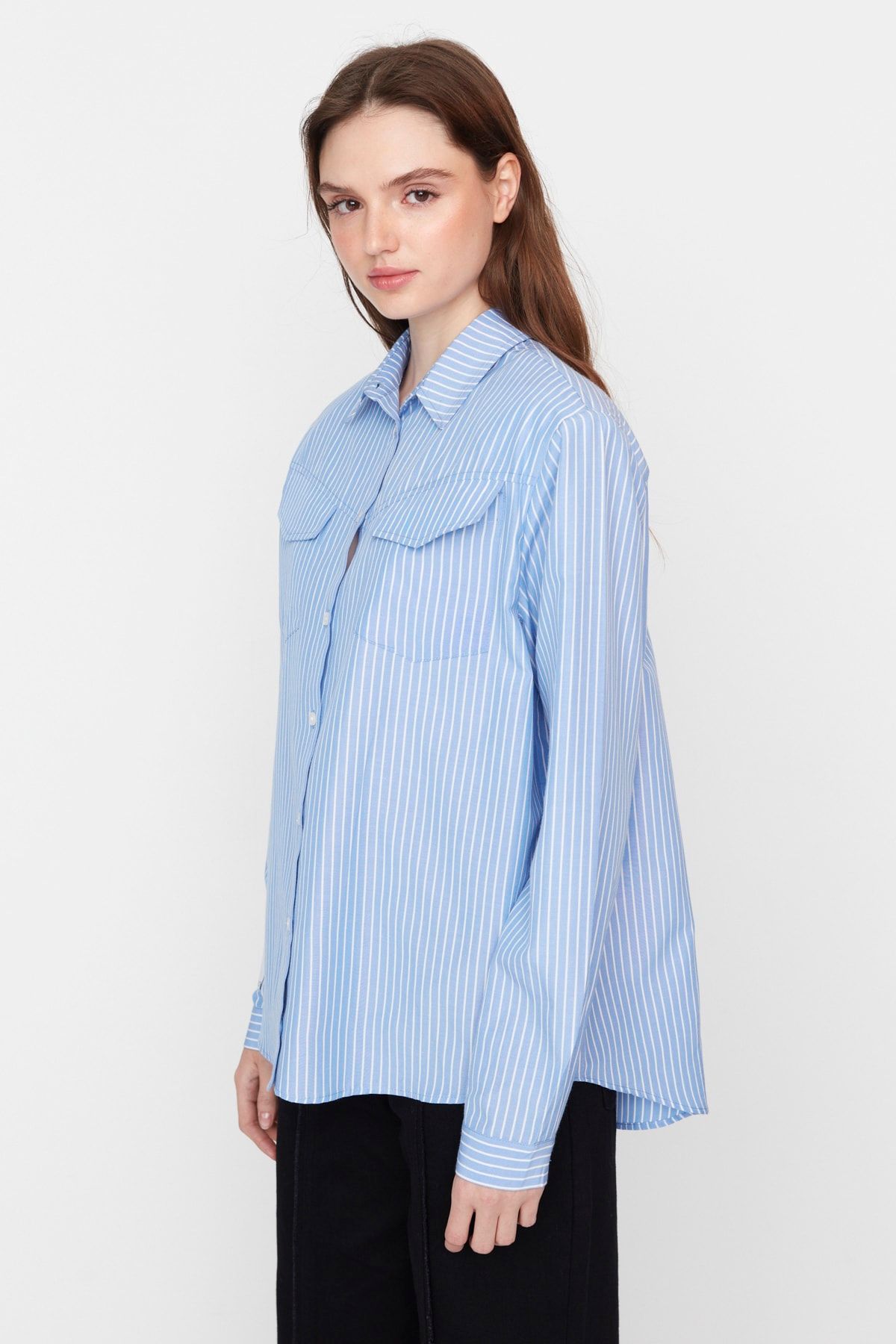 Trendyol Collection-X Sagaza Studio Weiß-Blaues Hemd mit Taschendetail TPRAW23GO00022 4