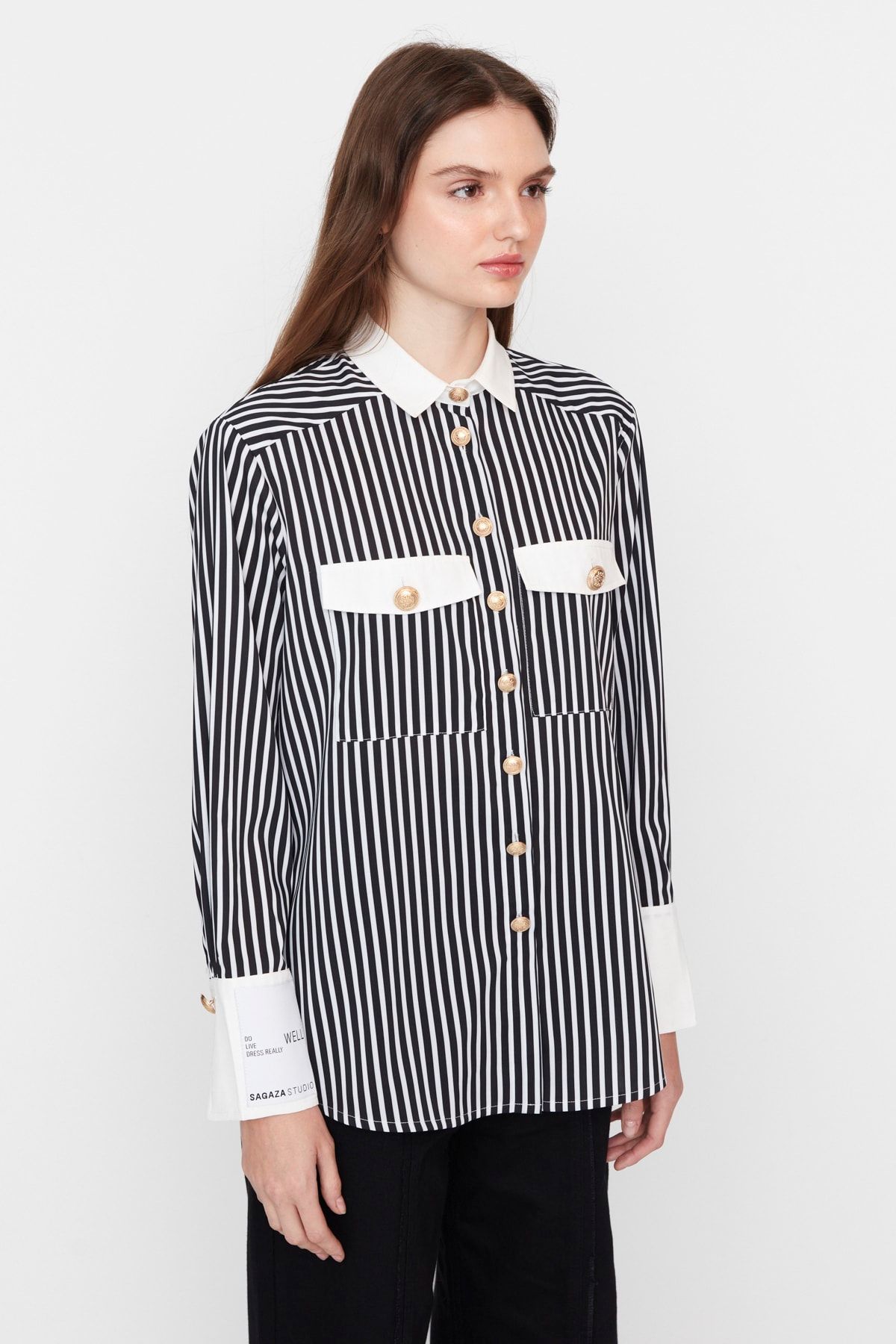 Trendyol Collection-X Sagaza Studio Schwarz-weiß gestreiftes Hemd mit Knopfdetail TPRAW23GO00021 3