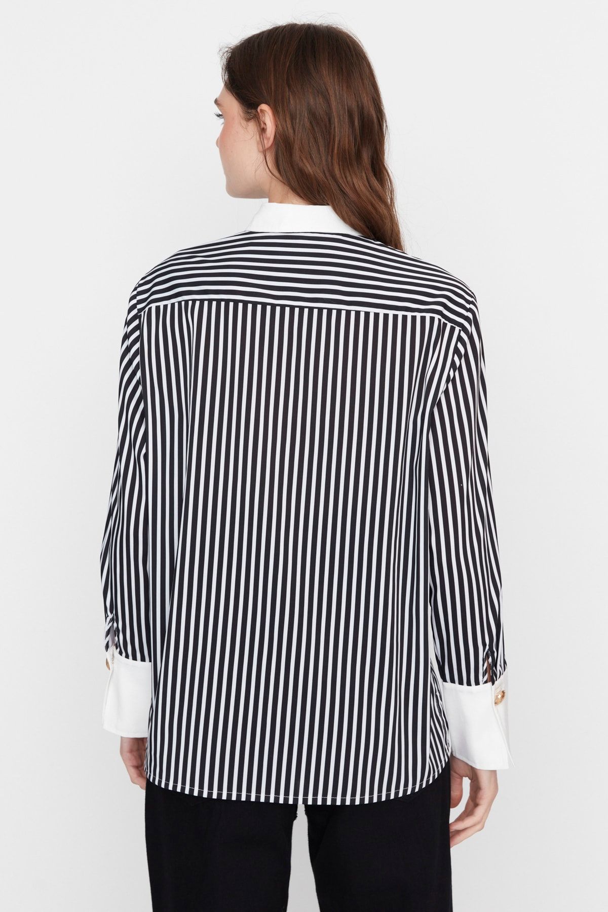 Trendyol Collection-X Sagaza Studio Schwarz-weiß gestreiftes Hemd mit Knopfdetail TPRAW23GO00021 6