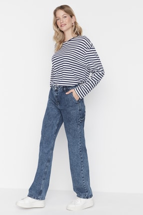 TRENDYOLMİLLA A&ccedil;ık Mavi Marangoz Detaylı D&uuml;ş&uuml;k Bel Wide Leg Jeans TWOAW23JE00655