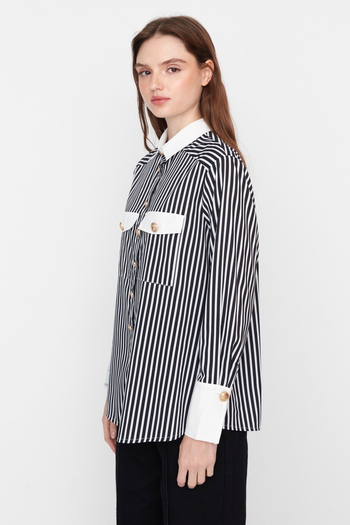Trendyol Collection-X Sagaza Studio Schwarz-weiß gestreiftes Hemd mit Knopfdetail TPRAW23GO00021 4