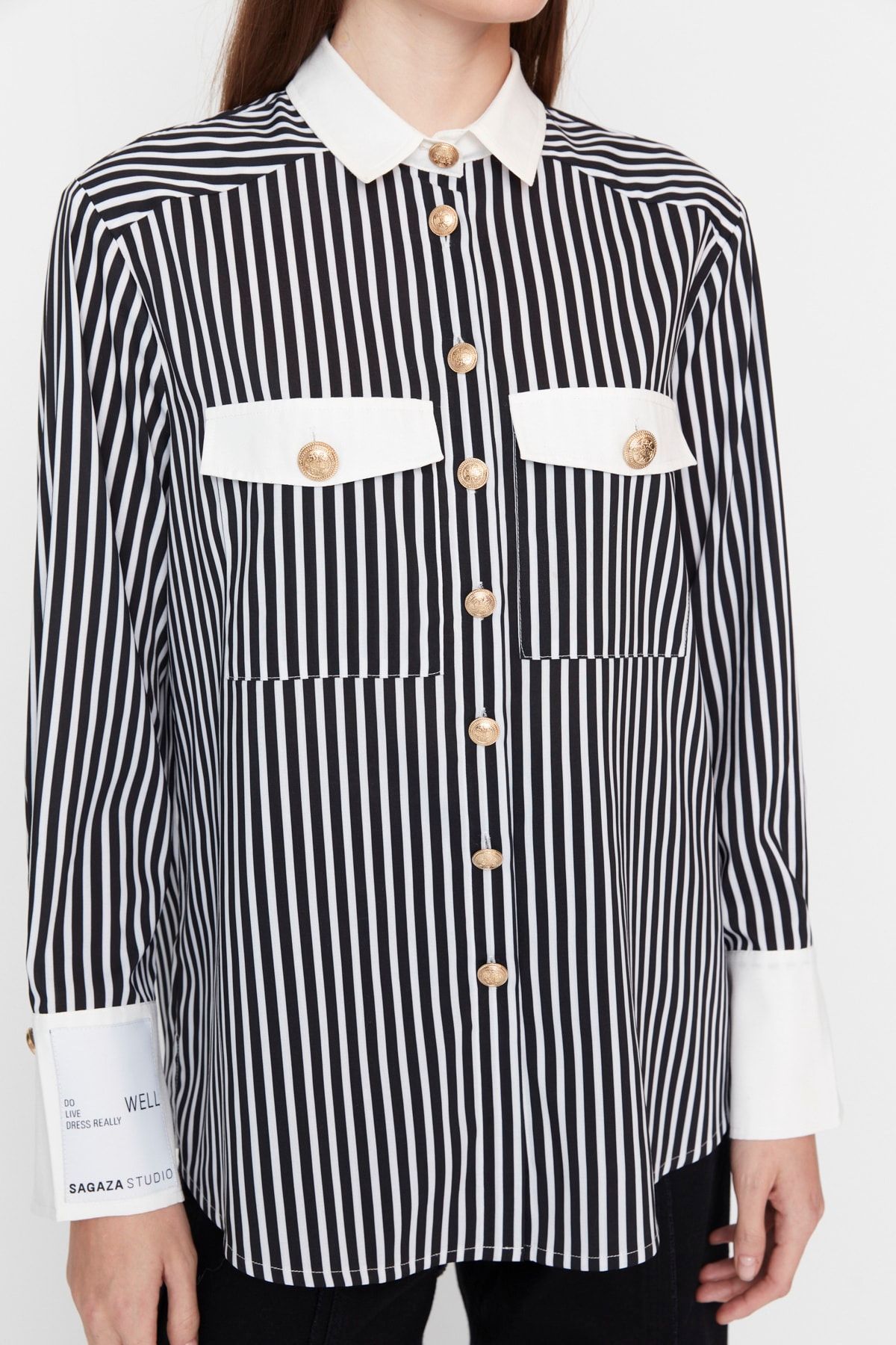 Trendyol Collection-X Sagaza Studio Schwarz-weiß gestreiftes Hemd mit Knopfdetail TPRAW23GO00021 5