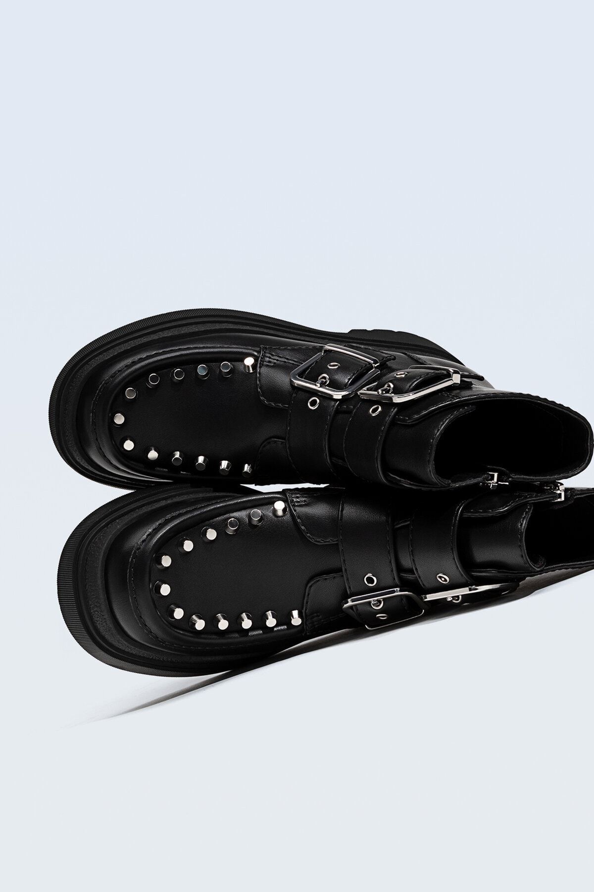 بوت چرم مشکی مدل لژدار زیپ دار سگک دار طرحدار زنانه استرادیواریوس Stradivarius (برند اسپانیا)