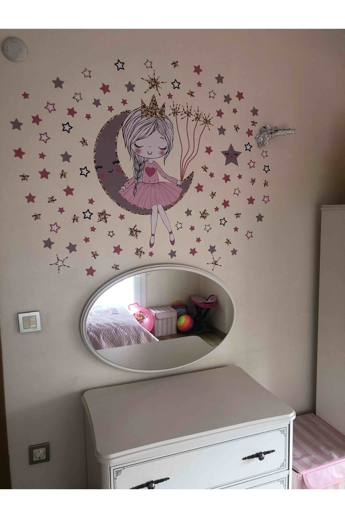 ENGINPRINT Ayda Oturan Sevimli Kız Çocuk Odası Duvar Sticker Seti fotoğrafı 3 (önizleme)