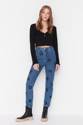 TRENDYOLMİLLA Mavi Baskılı Y&uuml;ksek Bel Mom Jeans TWOAW23JE00658