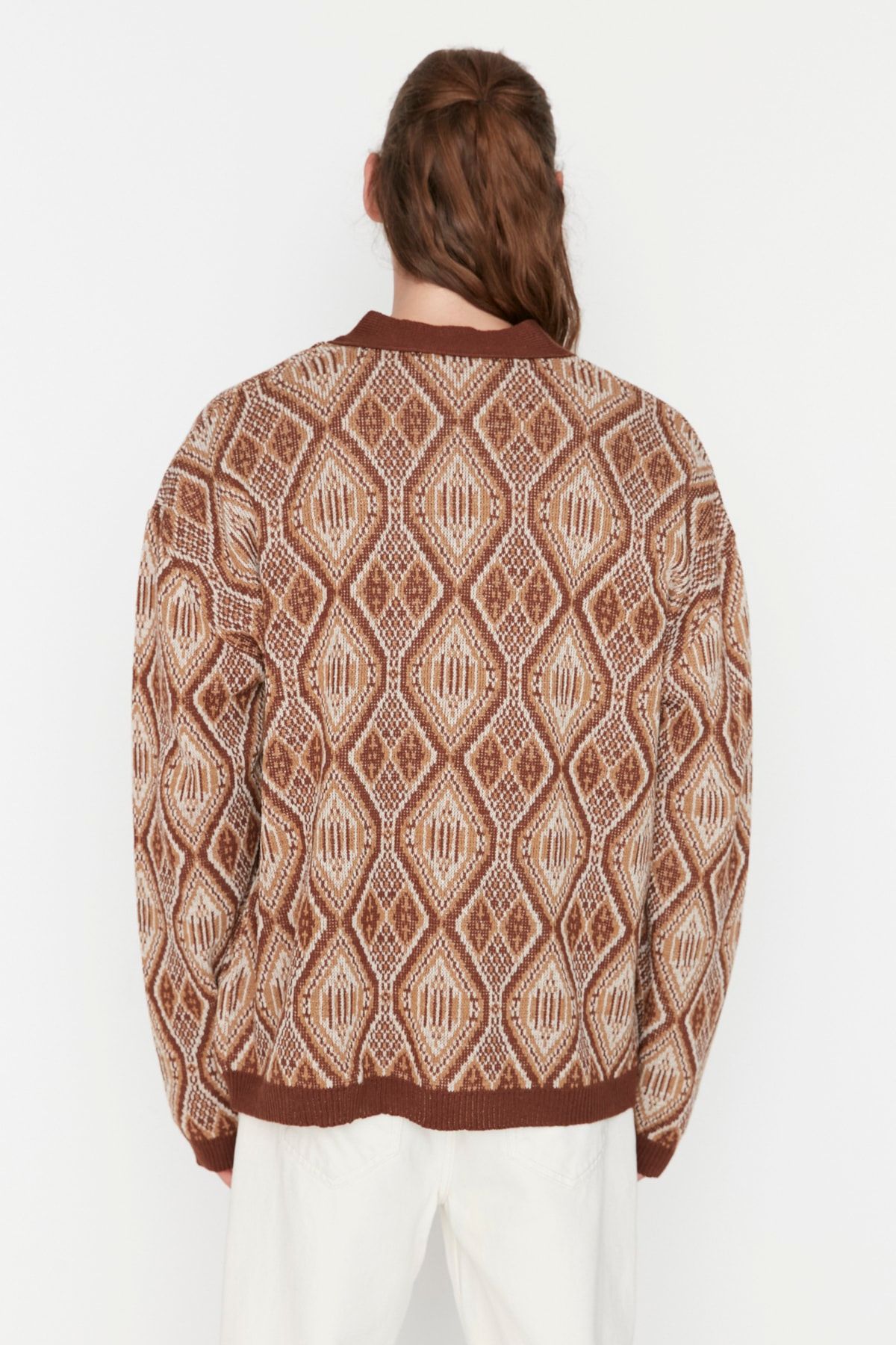 Trendyol Collection-Żółty kardigan z dekoltem w serek i wzorem w romby, oversize, dzianinowy - Tmnaw23Hi00012 5