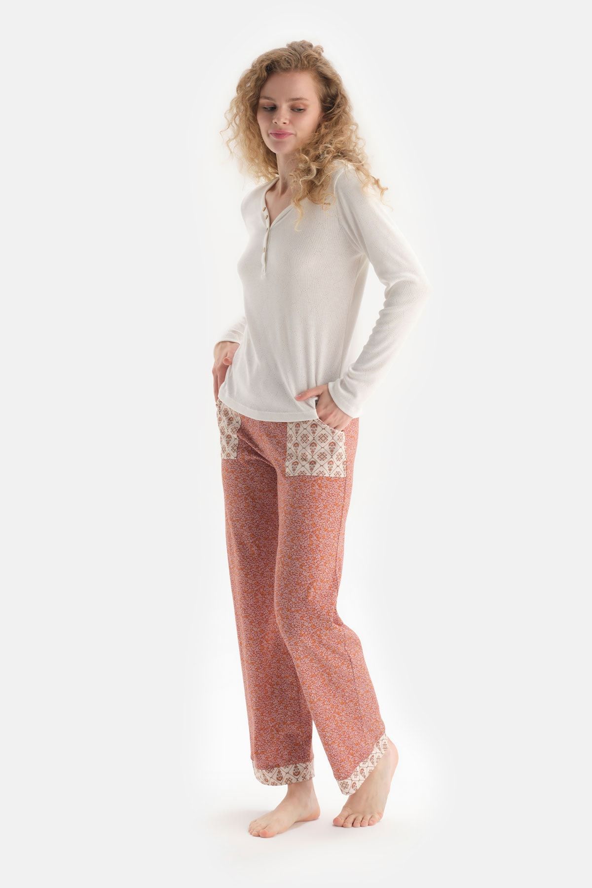 Ekru Uzun Kol Patlı Yaka Üst Alt Kiremit Çiçek Baskılı Pijama Takım