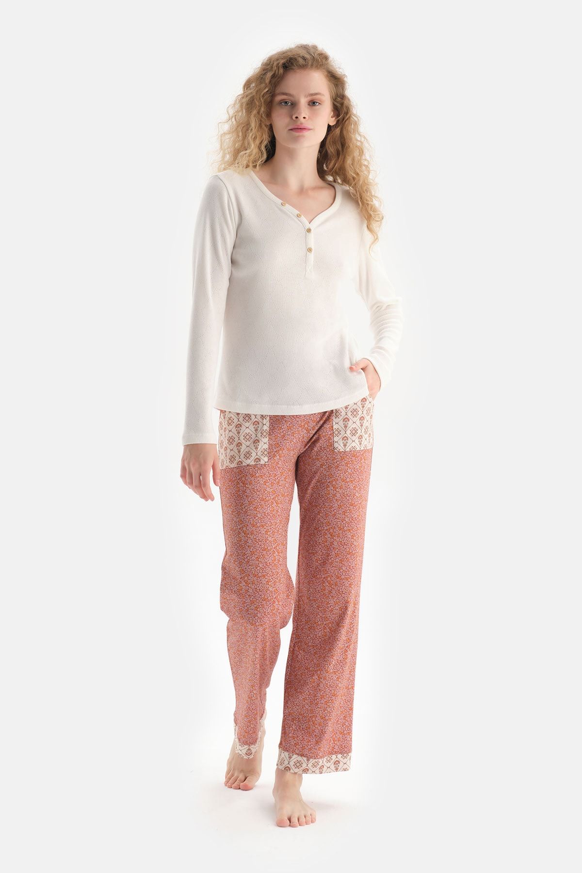 Ekru Uzun Kol Patlı Yaka Üst Alt Kiremit Çiçek Baskılı Pijama Takım