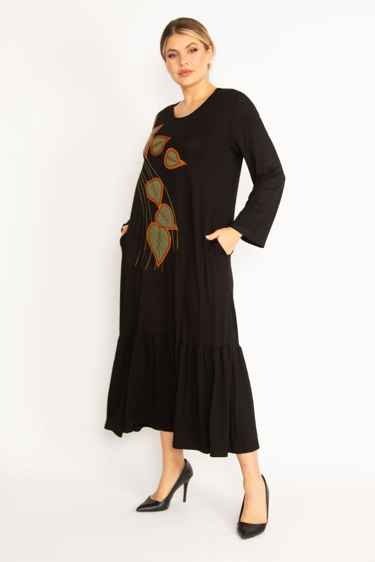 Şans-Großes schwarzes Damenkleid mit Stickerei und Taschendetail und langen Ärmeln 65n34741 2