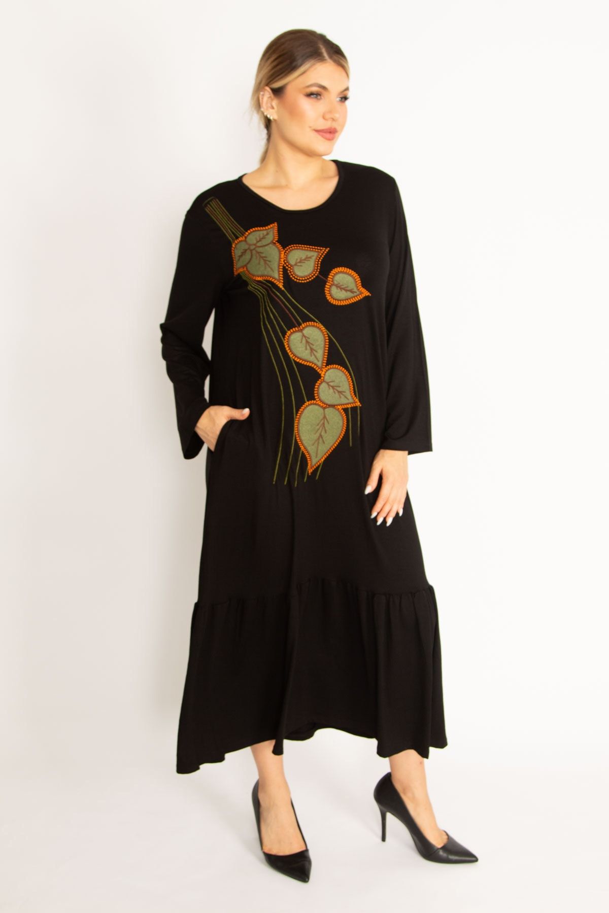 Şans-Großes schwarzes Damenkleid mit Stickerei und Taschendetail und langen Ärmeln 65n34741 4