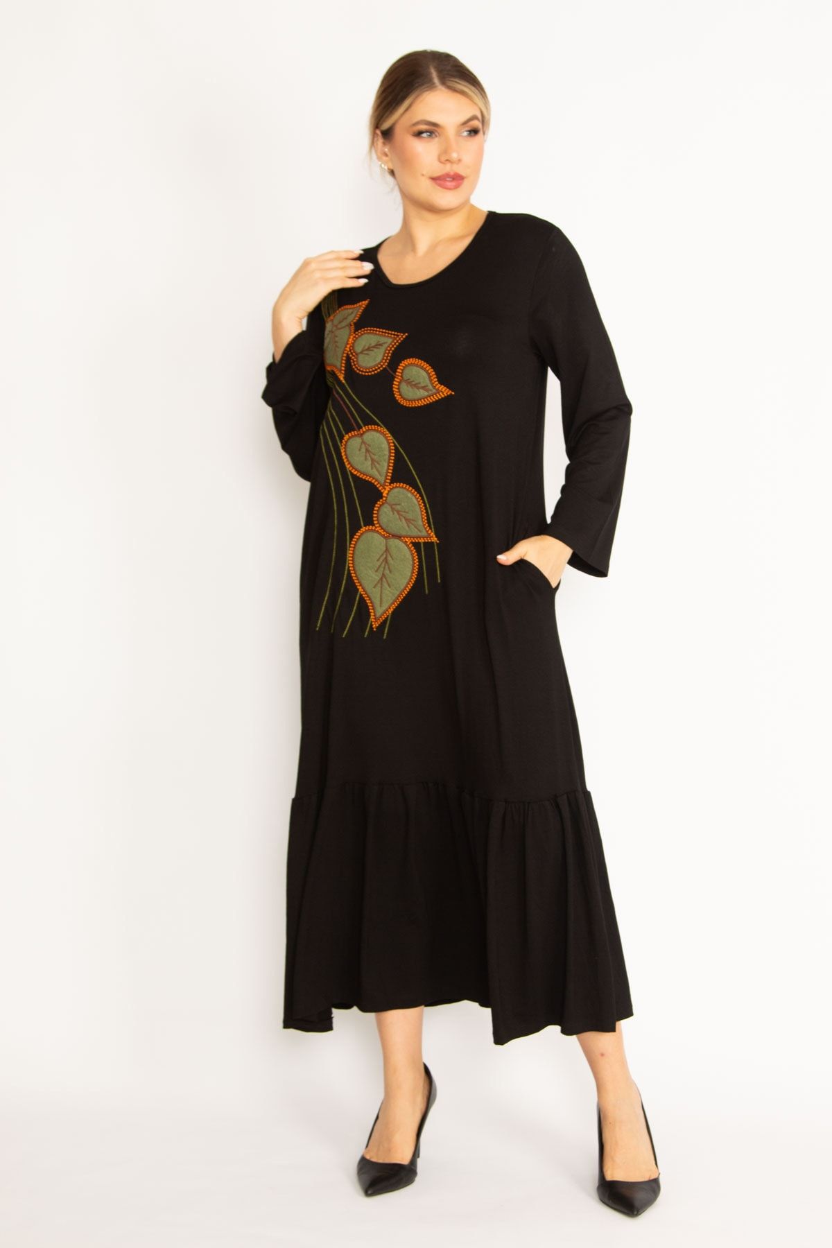 Şans-Großes schwarzes Damenkleid mit Stickerei und Taschendetail und langen Ärmeln 65n34741 5