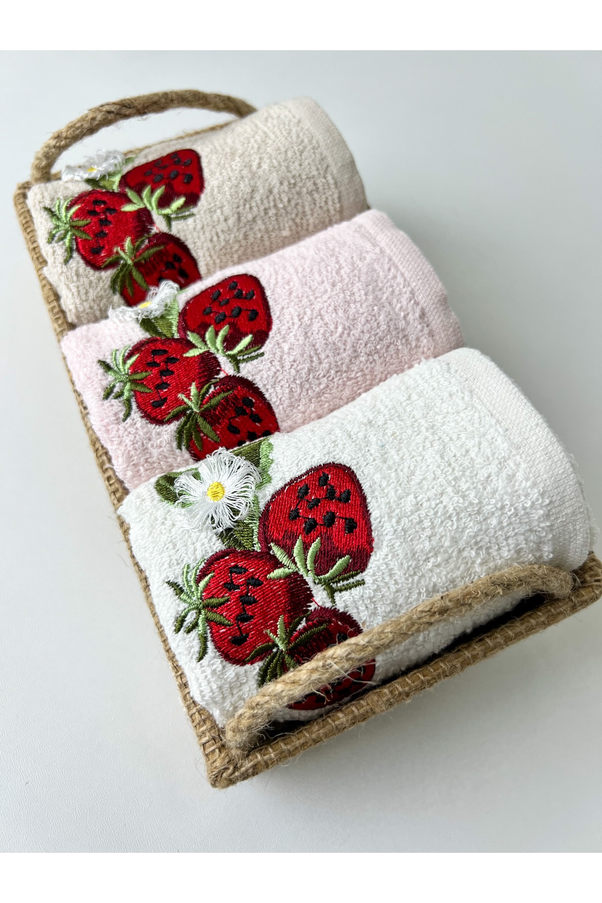 Клубничная обвязка кухонного полотенца в фото