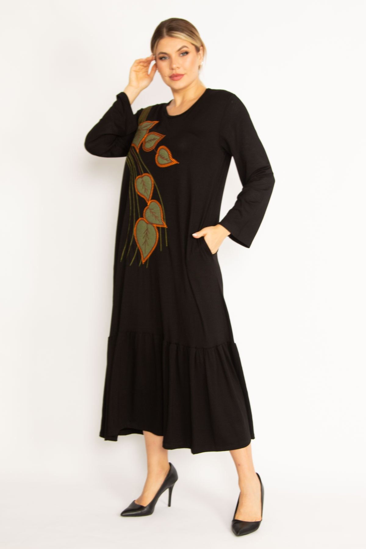 Şans-Großes schwarzes Damenkleid mit Stickerei und Taschendetail und langen Ärmeln 65n34741 7