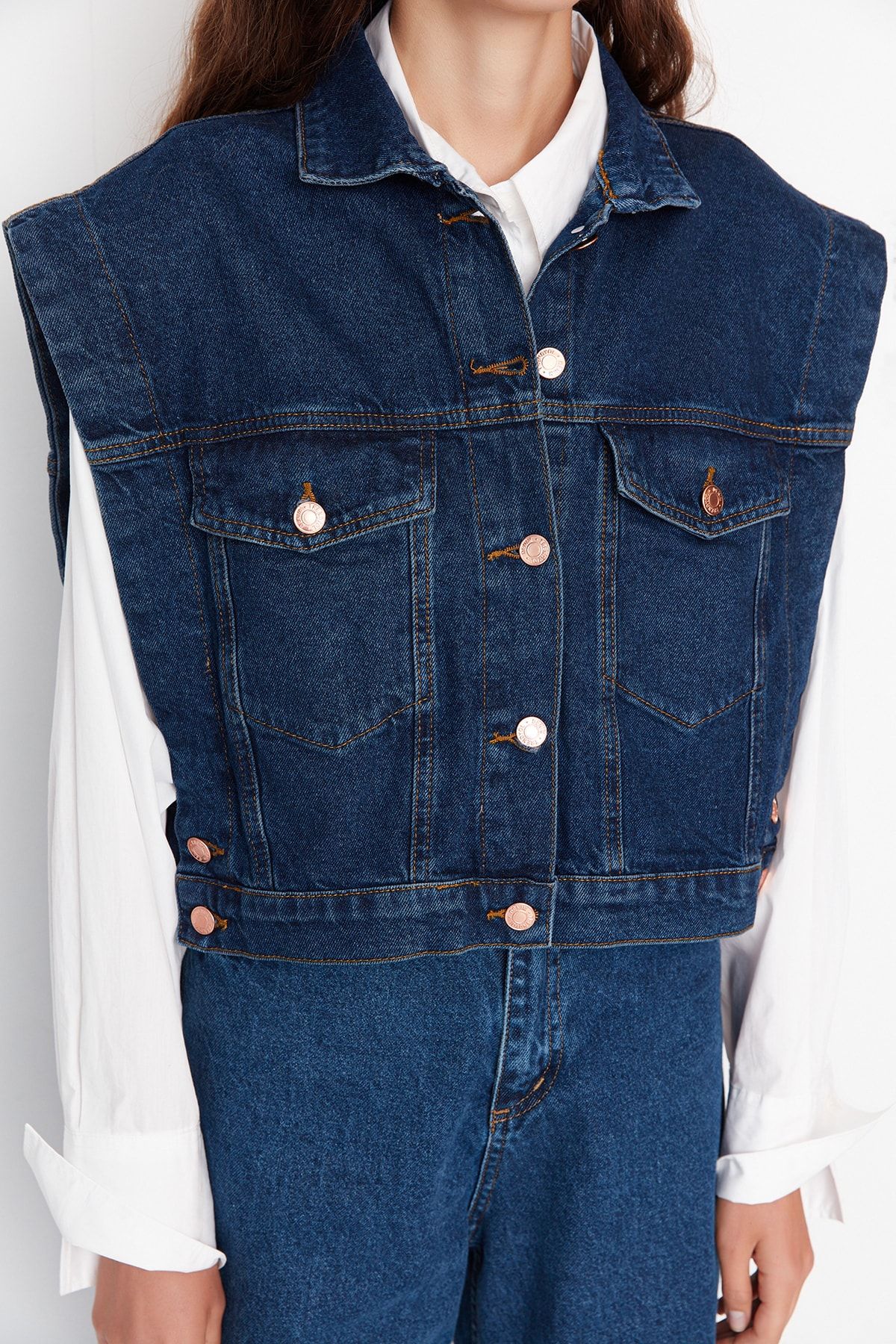 TRENDYOLMİLLA Koyu Mavi Düğme Detaylı Denim Yelek TWOAW23YE00060 CE9804