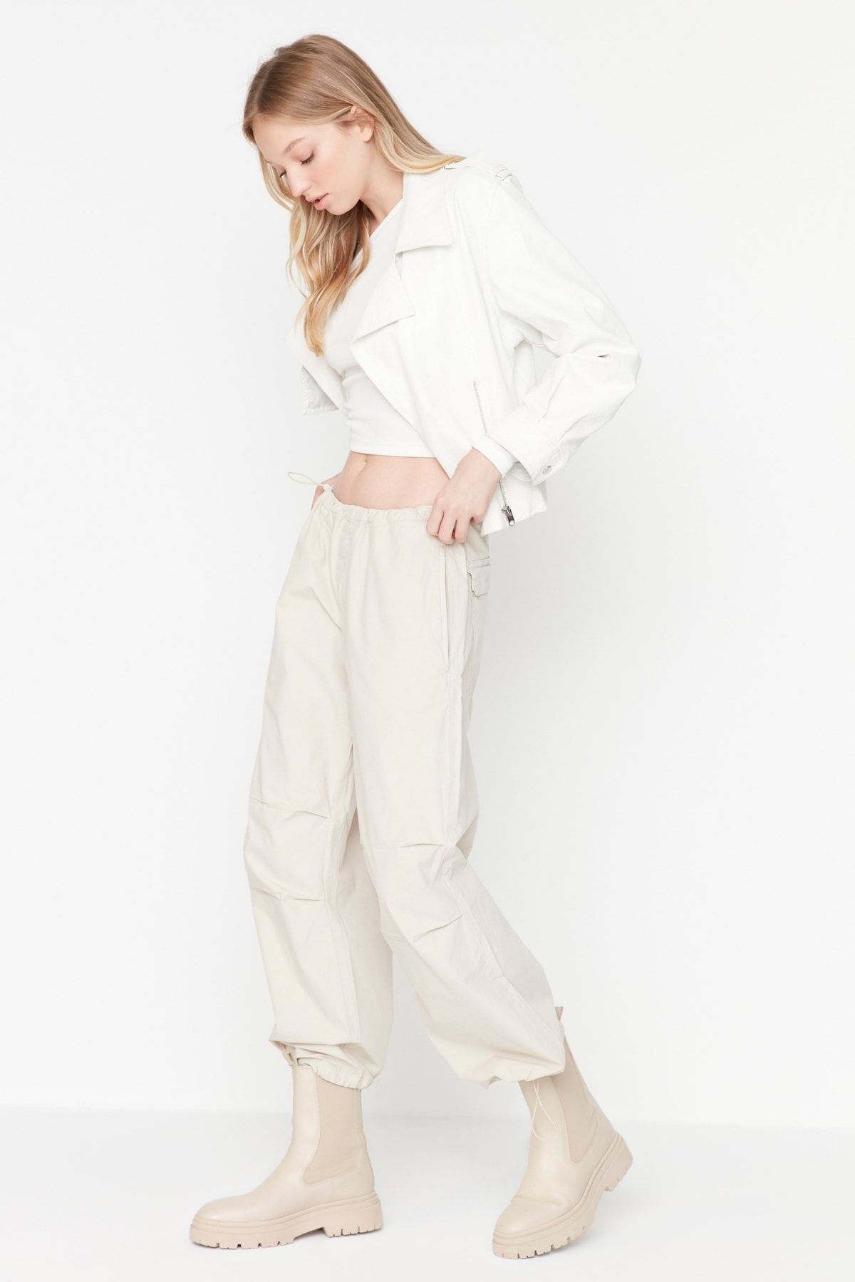 Trendyol Collection-Beige Stopper-Fallschirmhose mit normaler Taille TWOAW23JE00738 2