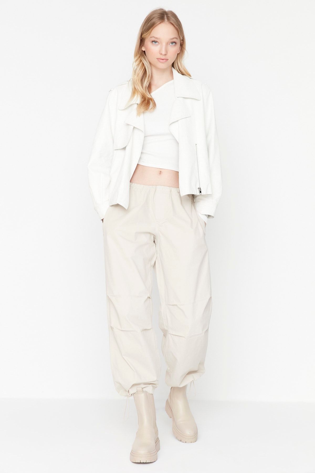 Trendyol Collection-Beige Stopper-Fallschirmhose mit normaler Taille TWOAW23JE00738 3