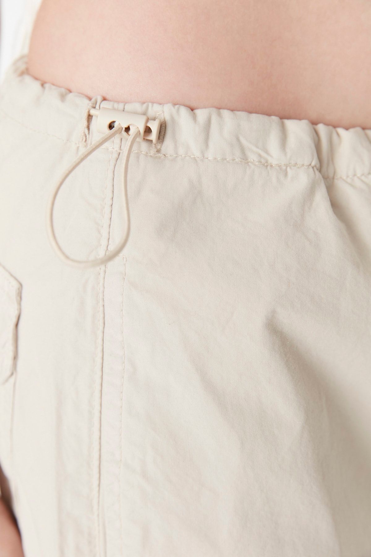Trendyol Collection-Beige Stopper-Fallschirmhose mit normaler Taille TWOAW23JE00738 4