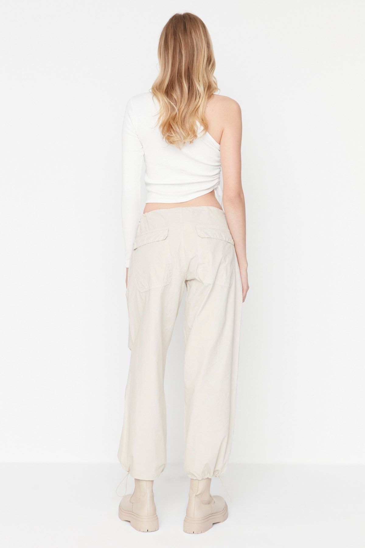 Trendyol Collection-Beige Stopper-Fallschirmhose mit normaler Taille TWOAW23JE00738 5