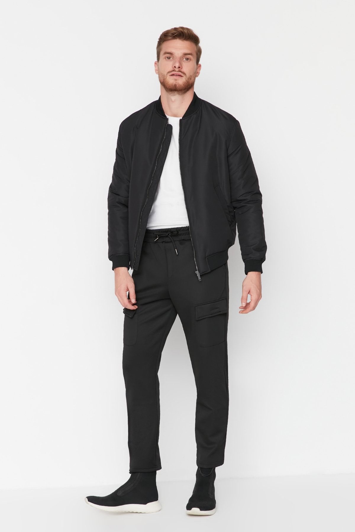 TRENDYOL MAN Siyah Erkek Regular Fit Torba Cep Detaylı Eşofman Altı TMNAW23EA00072 ZN10370