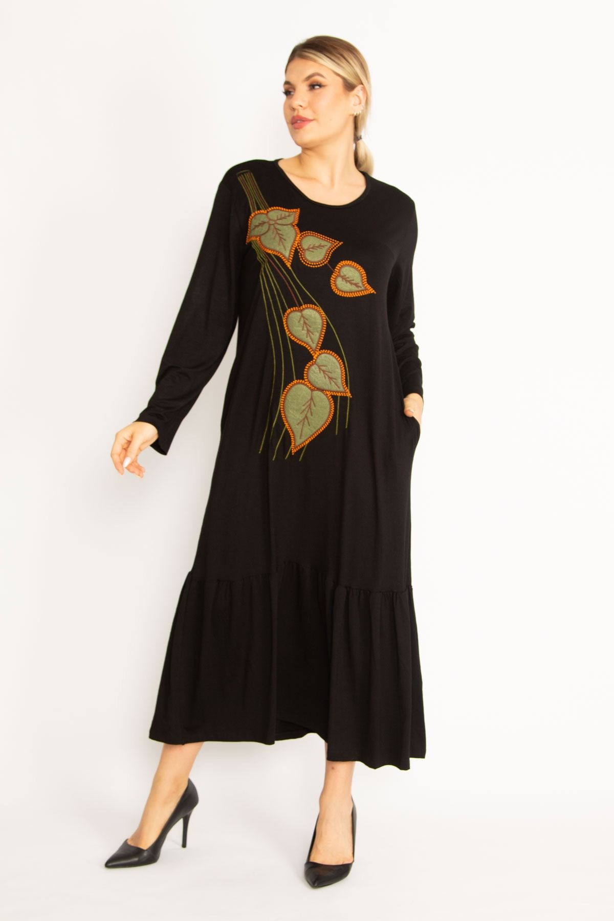 Şans-Großes schwarzes Damenkleid mit Stickerei und Taschendetail und langen Ärmeln 65n34741 1