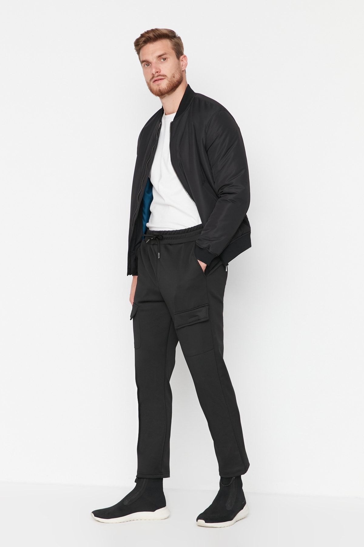 TRENDYOL MAN Siyah Erkek Regular Fit Torba Cep Detaylı Eşofman Altı TMNAW23EA00072 ZN10370