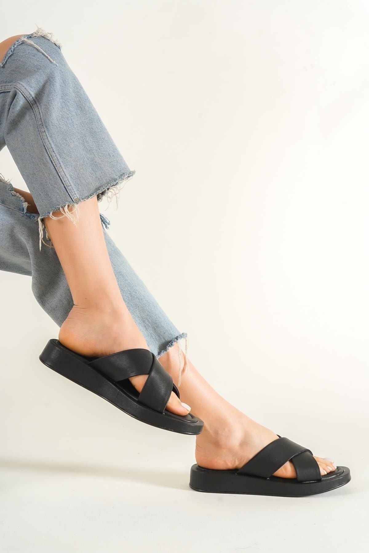 Capone Outfitters Capone Cross Strapped Black Women s Slippers